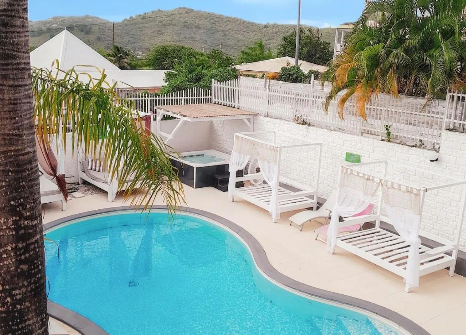 Charmant Sainte Anne: Cozy Apartment with Shared Pool