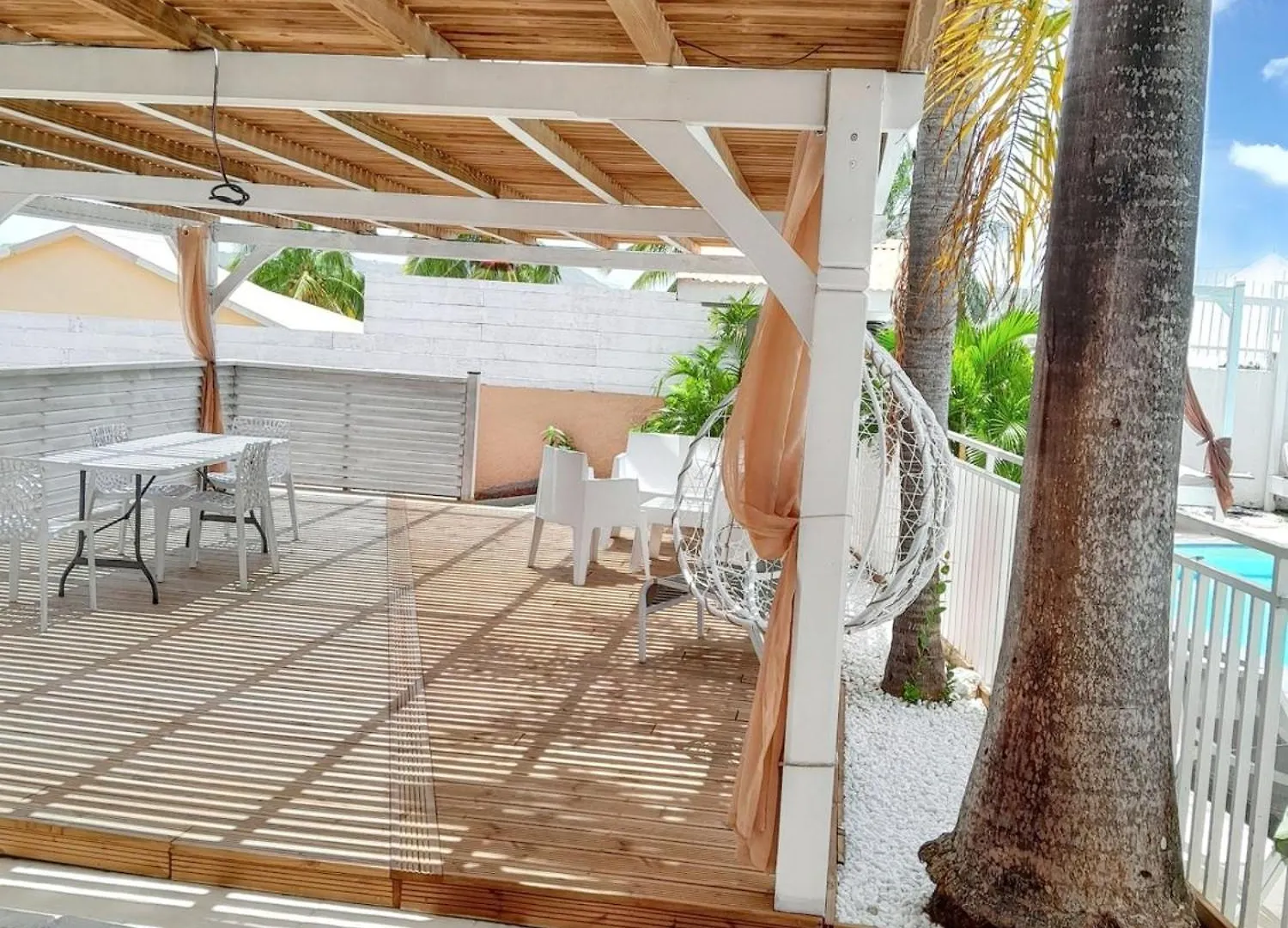 Charmant Sainte Anne: Cozy Apartment with Shared Pool