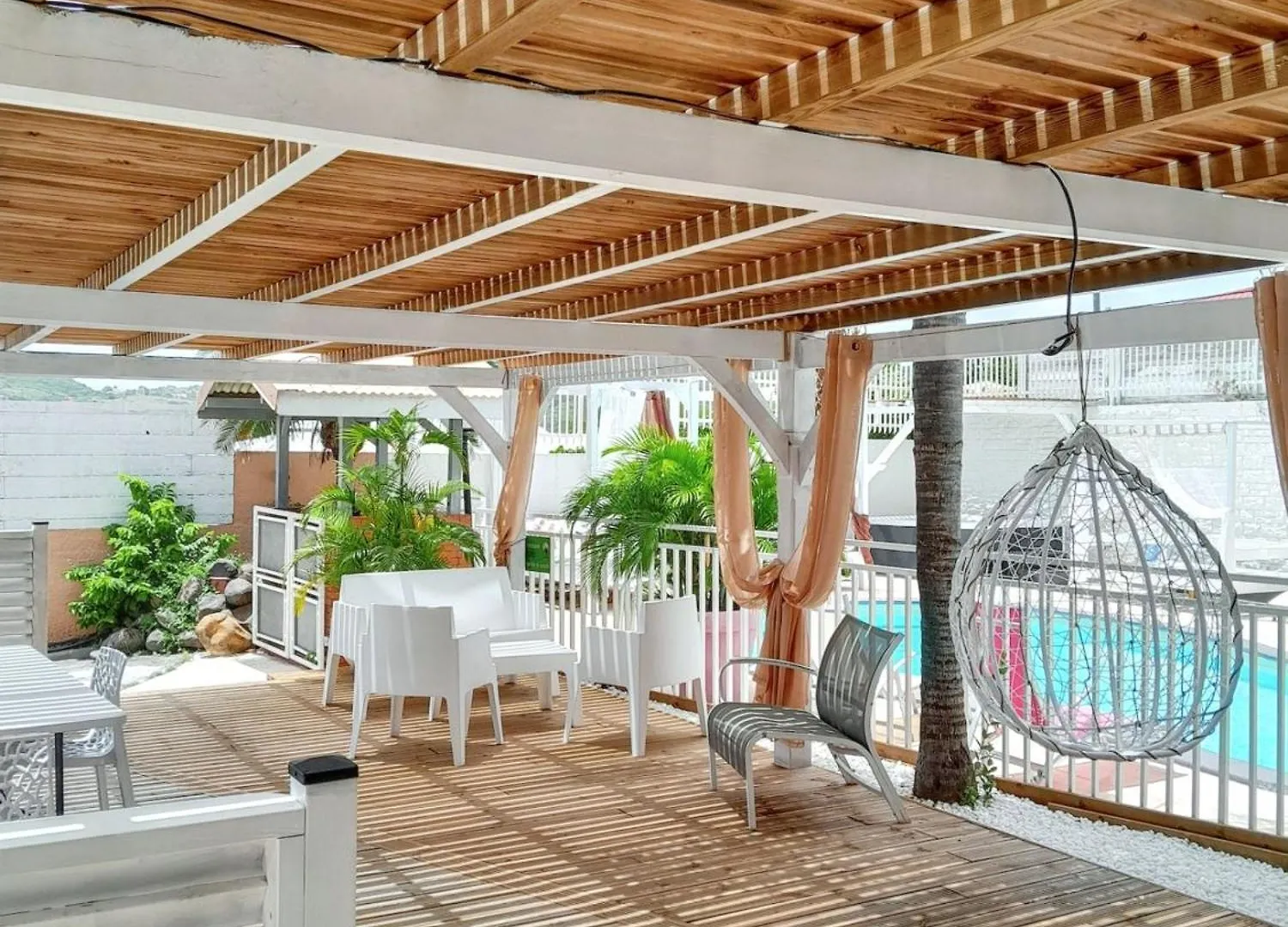 Charmant Sainte Anne: Cozy Apartment with Shared Pool  Sainte-Anne